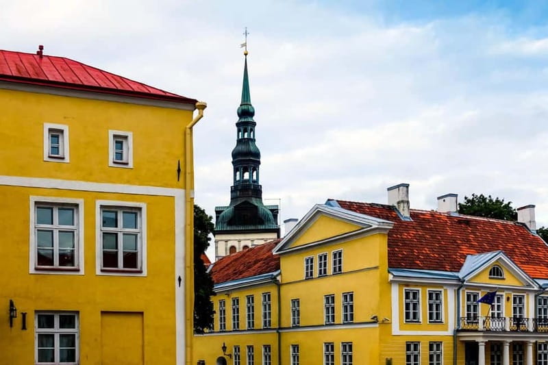 Tallinn: Insta-Perfect Walk with a Local - Visiting Tallinn’s Key Landmark: Raekoja plats
