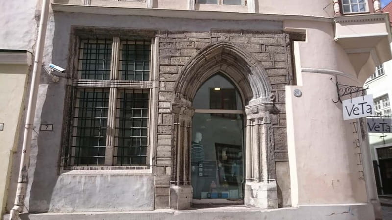 Tallinn: Medieval Walking Tour - St. Olafs Church and Toompea Castle: Architectural Highlights