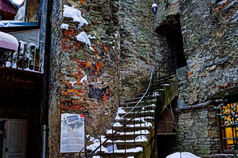 Tallinn Tales: City Highlights Guided Walking Tour - Toompea Hill, Kiek in de Kök, and Toompea Castle