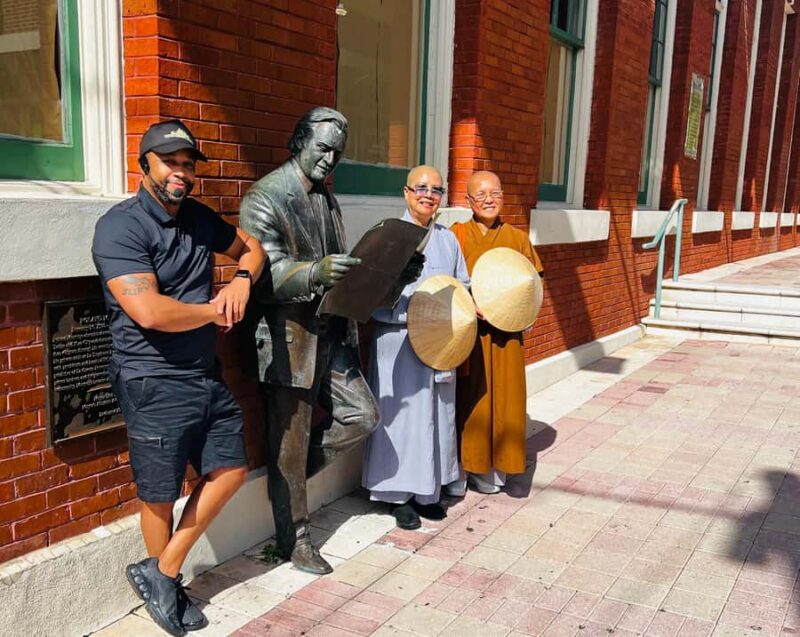 Tampa: Sightseeing City Bus Tour with Ybor City - Food and Shopping at Sparkman Wharf and Riverwalk