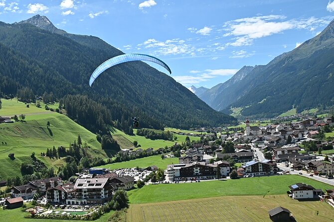 Tandem paragliding in the Stubai Valley near Innsbruck - Safety and Equipment for a Peaceful Flight