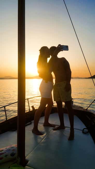 Tavolara: Sunset Aperitif Tour with Drinks and local snacks - Key Points