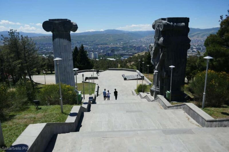 Tbilisi: Chronicle of Georgia, Bodbe & Sighnaghi Tour - Scenic Views and Local Culinary Experiences in Sighnaghi