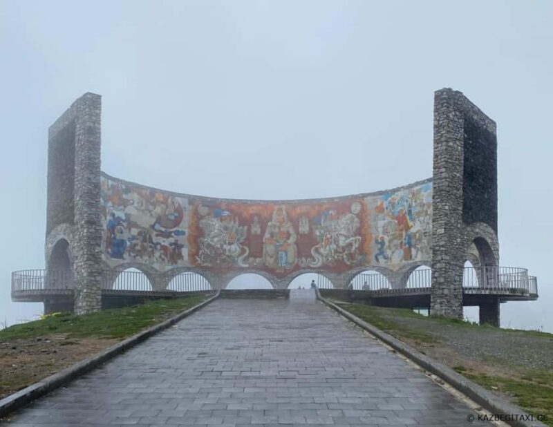Tbilisi : Kazbegi, Ananuri, Gudauri & Gergeti. PRIVAT TOUR - Panoramic Views from Gudauri and the Friendship Monument