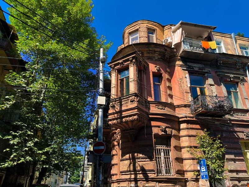 Tbilisi: Legends and Tales Walking Tour with Coffee & Sweets - The Guide’s Role in Bringing Tbilisi’s Stories to Life