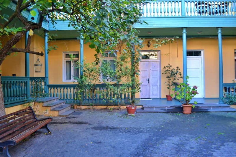 Tbilisi: Mystical Sololaki District and Vera Cemetery Tour - Key Points