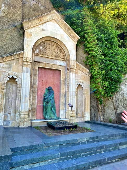 Tbilisi: Mystical Sololaki District and Vera Cemetery Tour - Literary Legends and Historic Homes