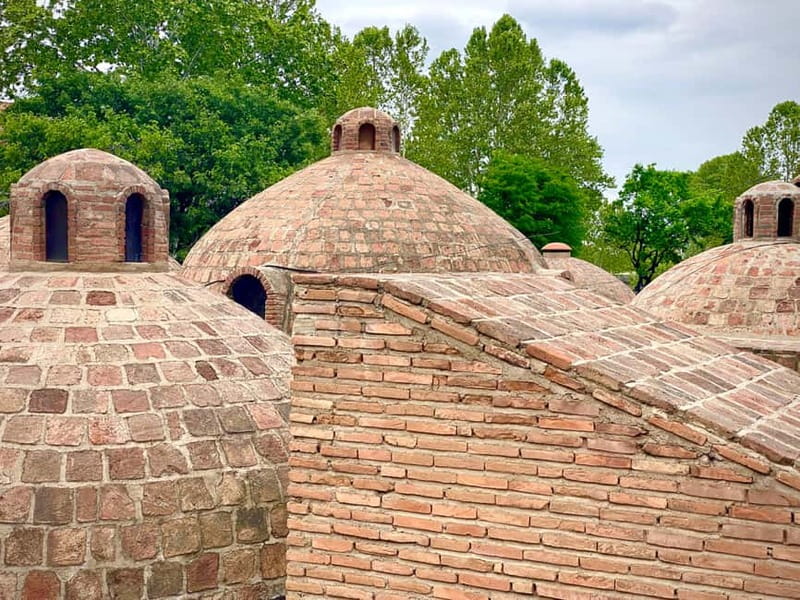 Tbilisi old town (Sololaki) 4 hours private walking tour - Descending through Colorful Balconies and Georgian Houses