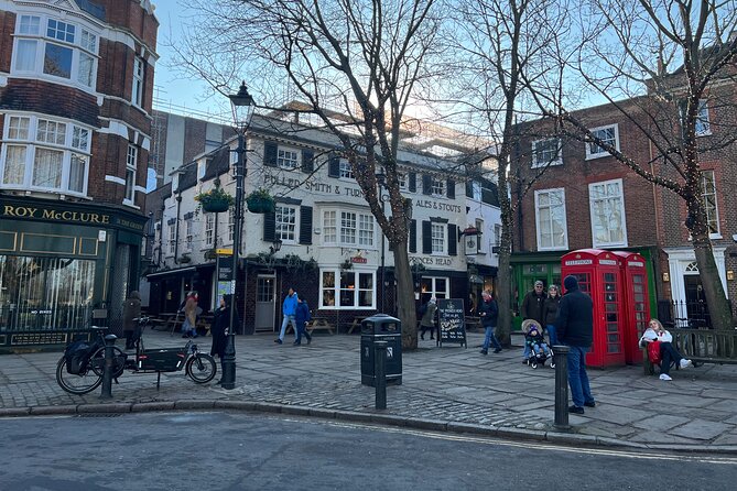 Ted Lasso Filming Locations Half-Day Tour - Visiting Ted Lassos Apartment and Nearby Streets