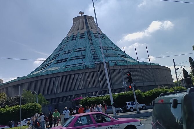 Teotihuacan Pyramids small groups and Basilica of Guadalupe - Visiting the Religious Heart: Basilica of Guadalupe