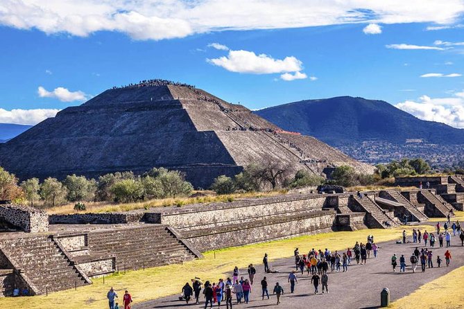 TEOTIHUACAN with a certified local guide -PRIVATE & SHARED OPTION - Admiring the Artwork at Palacio de Tepantitla