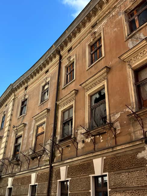 Terrifying Krakow: A Dark Walking Tour of the Old Town - The Guide’s Style and Dark Humor Touch