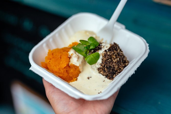 The 10 Tastings of Edinburgh With Locals: Private Food Tour - The Role of the Local Guide and Storytelling Style