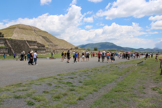 The best tour to Teotihuacán from Mexico City - Lunch at a Restaurant with Live Entertainment