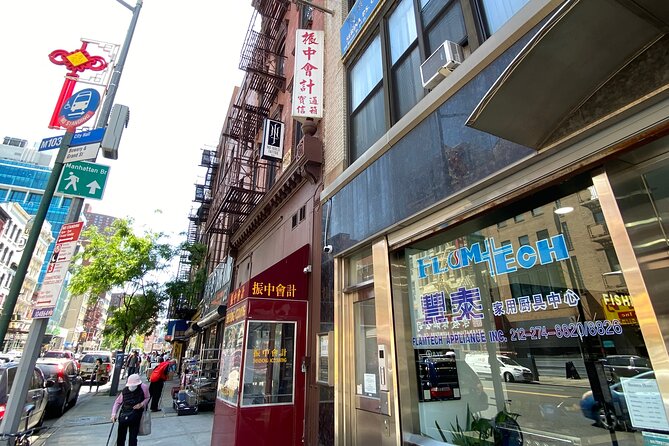 The Bowery Official Historic District Tour - The Manhattan Bridge Triumphal Arch and Surroundings
