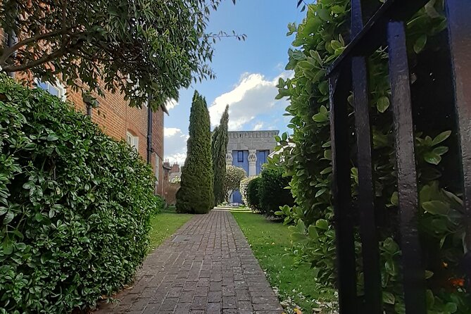 The Condensed Canterbury Tour - Unique Features: Reproductions and Visual Aids