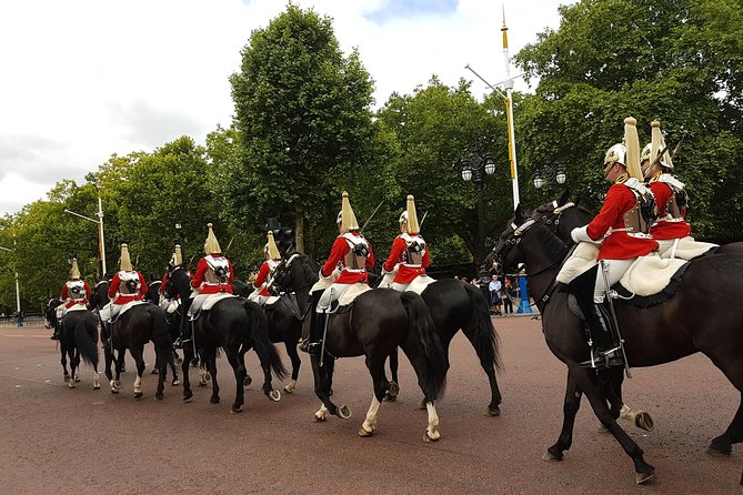 The Crown British Royalty Walking Tour - Exploring Trafalgar Square and Nelsons Column