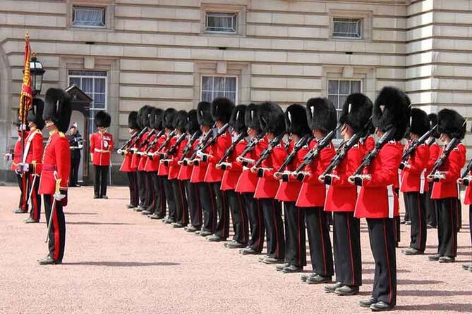 The Crown British Royalty Walking Tour - Horse Guards Parade and Whitehall: Photo Opportunities and History