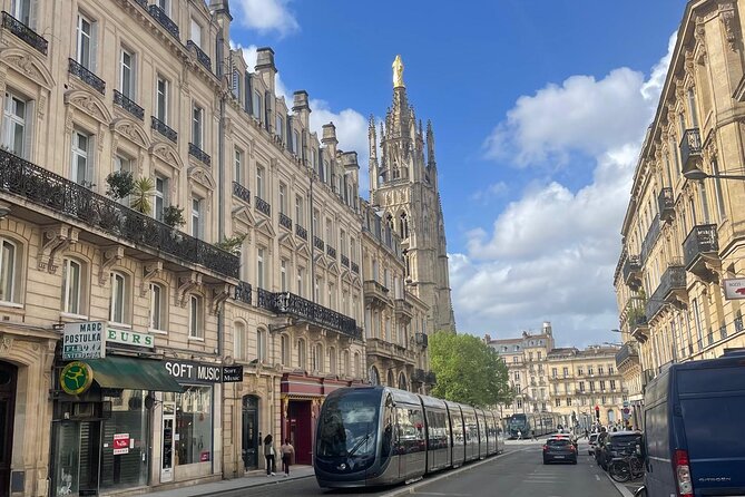 The essential in Bordeaux, private tour with a local - Key Points