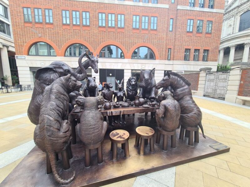 The Essential Tour of London - Buckingham Palace and the Changing of the Guard