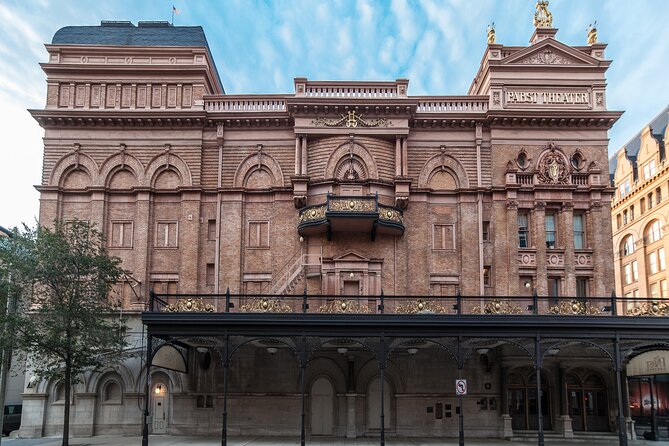 The Grand Walk: A Self-Guided Audio Tour through Milwaukee - Architectural Highlights in Downtown Milwaukee