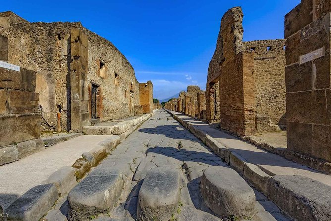 The great beauty of ancient Pompeii told by a local guide / archaeologist - Starting at the Pompeii Archaeological Park