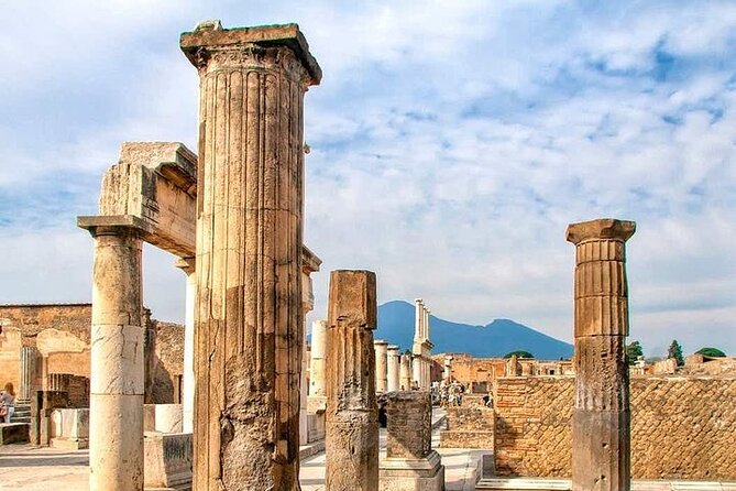 The great beauty of ancient Pompeii told by a local guide / archaeologist - Visiting the Tempio di Venere and the Temple of Apollo