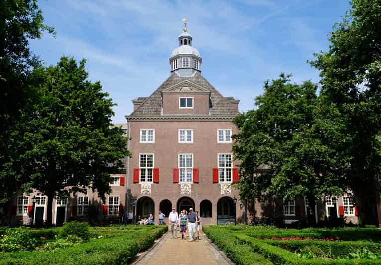 The Hague: Courtyard Walking Tour - Passing Monuments and Other Notable Locations