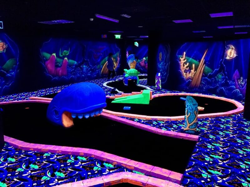 The Hague: Glowgolf Glow in the Dark Indoor Minigolf - What the Glowgolf Course Looks Like