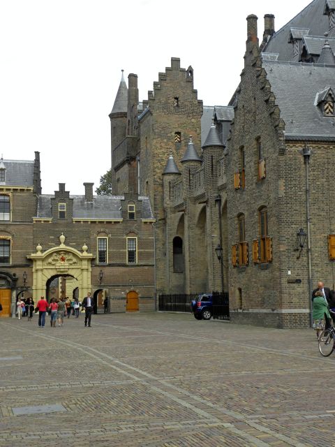 The Hague: Old City Private Walking Tour - The Historic Binnenhof and Its Architectural Significance
