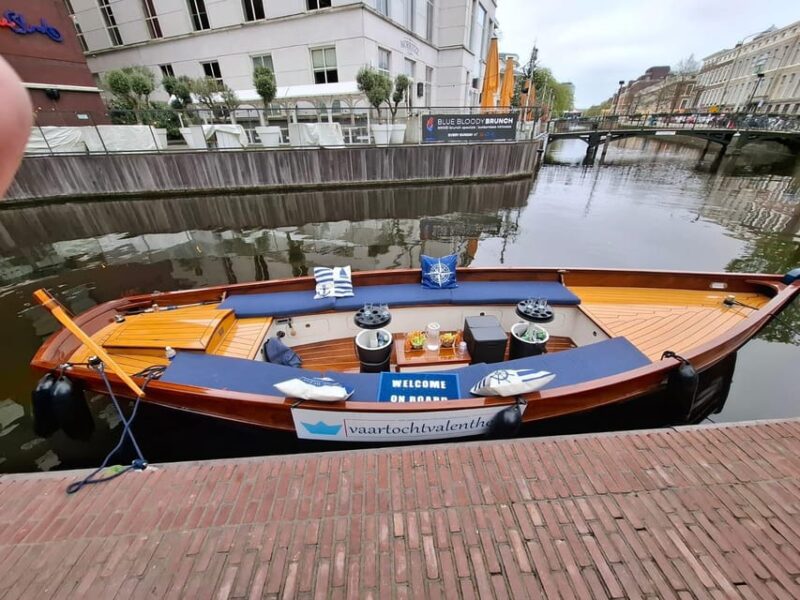 The Hague: Private Boattour up to 10 persons - Exploring The Hague’s City Center from the Canals