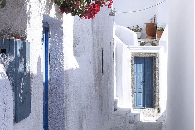 The Highlights of Santorini on a Mini Bus Daily Sunset Tour - Key Points