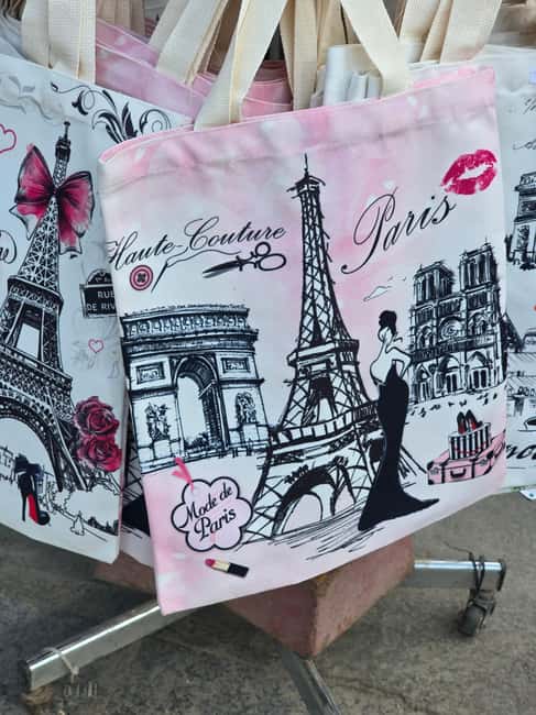 The historic district of Montmartre - Meeting Point and Logistics in Montmartre