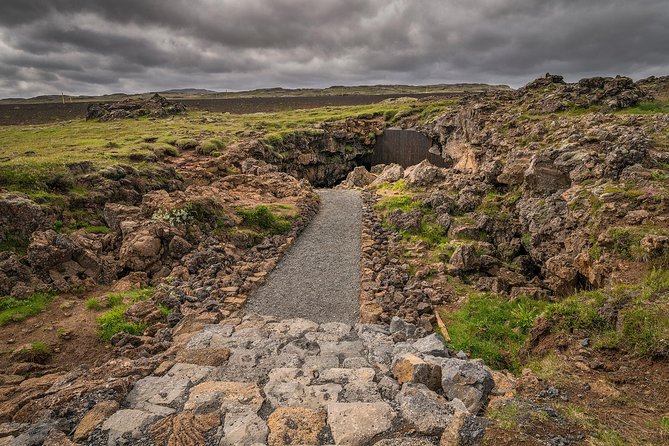The Lava Tunnel Tour with Transfer from Reykjavik - Guides: Engaging, Knowledgeable, and Entertaining