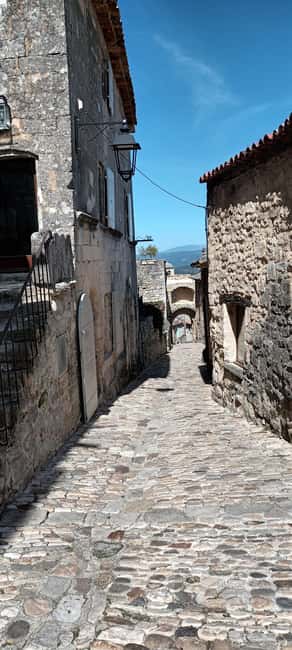 The Luberon: Explore hilltop villages on an electric bike - The Guide and Group Experience