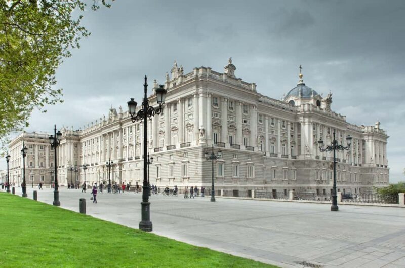 The Most Complete Tour of Madrid: Austrias, Cathedral, Palace - Local Guides - Visiting Almudena Cathedral and Plaza de la Armería