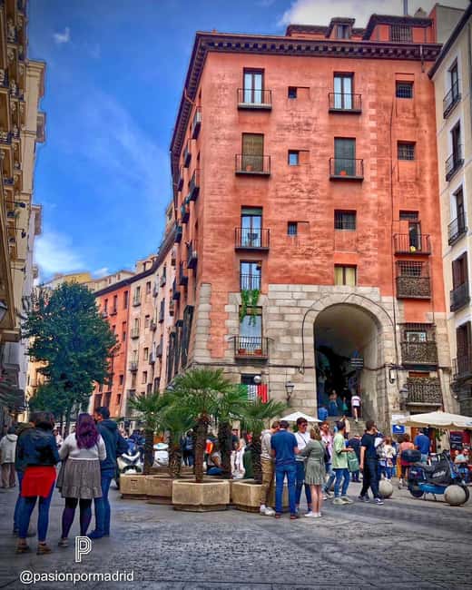 The Most Complete Tour of Madrid: Austrias, Cathedral, Palace - Local Guides - Additional Visit to Santiago Bernabéu Stadium