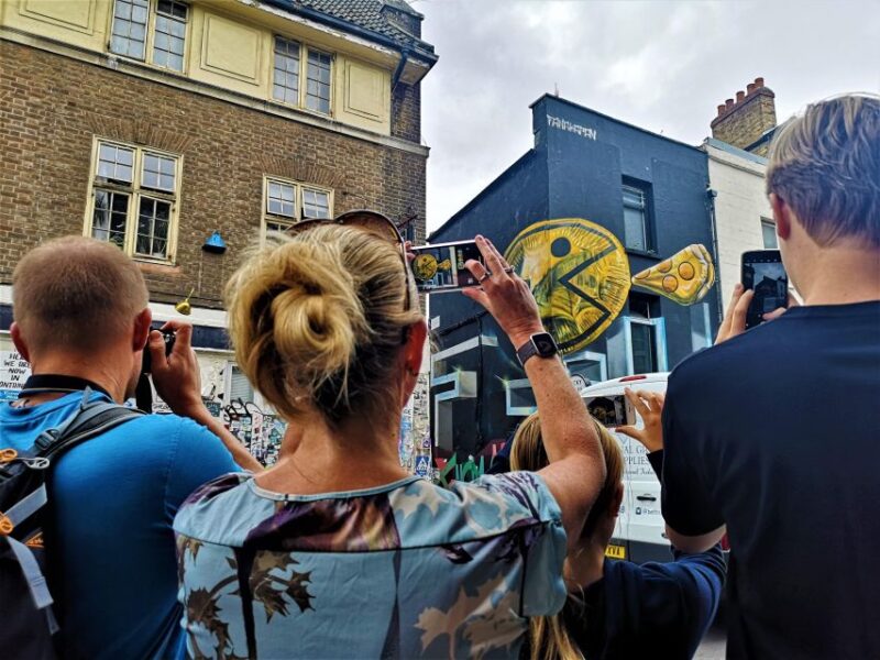 The Original London Street Art Tour (French) - Exploring Shoreditchs Artistic Walls