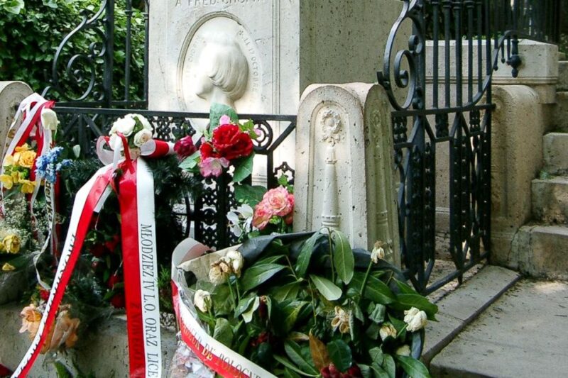 The Père Lachaise Cemetery: Guided 2-Hour Small-Group Tour - The Role of Guides and Their Storytelling Style