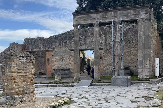 The Rise, Fall, and Rediscovery of Pompeii: A Self-Guided Tour - Exploring the Santuario di Apollo: Pompeii’s Oldest Worship Site