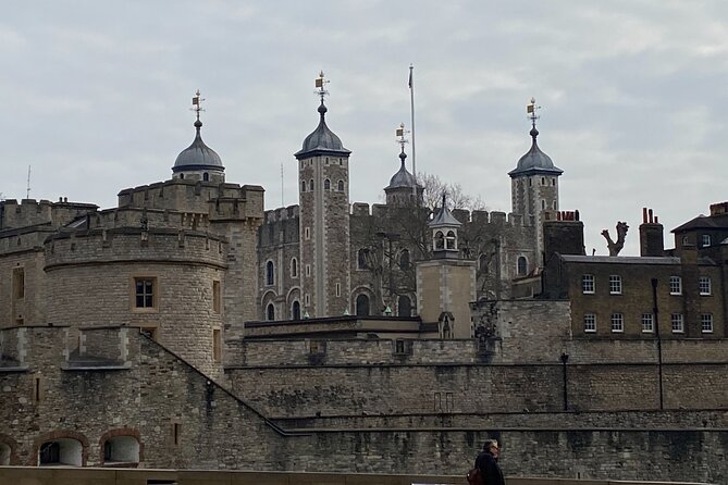 The Tower of London - Small Group Tour with a Local Expert - Walking Through the Historic Walls and Towers