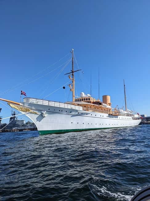 The waterfront - Guided tour of Copenhagen along the waterfront in French - End at the Charming Little Mermaid Statue
