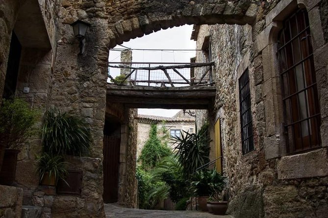 Three Medieval Gems & Local Lunch All Inclusive Private Tour - Transitioning to Girona for a Cultural Dive