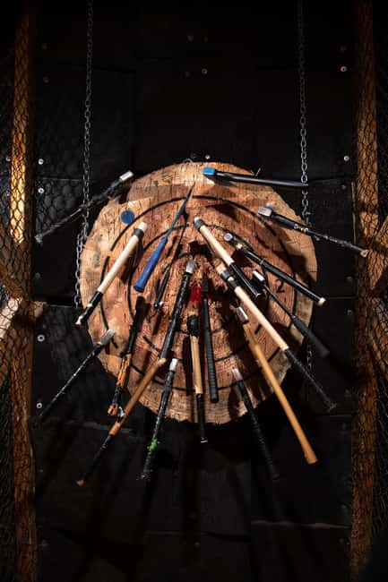 Throw axes and enjoy drinks at Cologne's first axe-throwing bar - Throw axes and enjoy drinks at Cologne’s first axe-throwing bar
