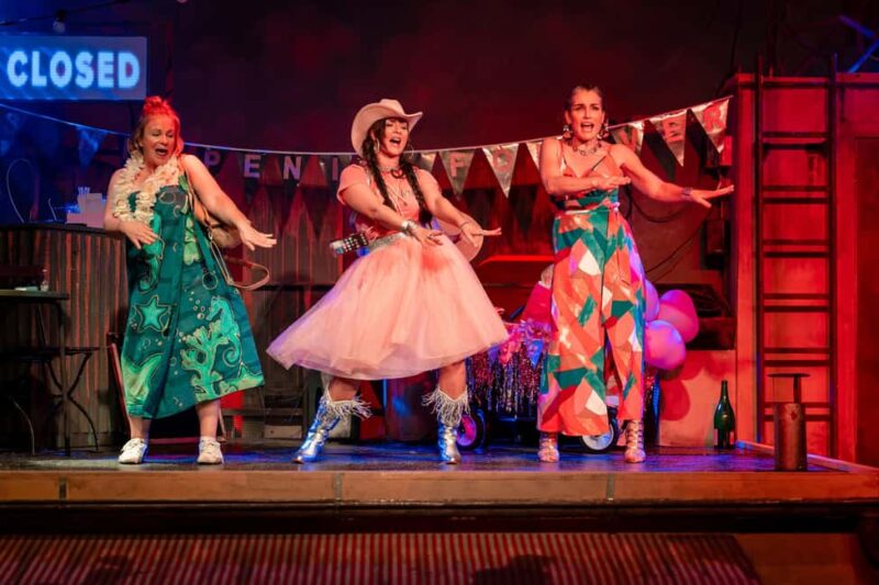 Ticket for the karaoke comedy "Tussitrip" at COMÖDIE Dresden - Key Points