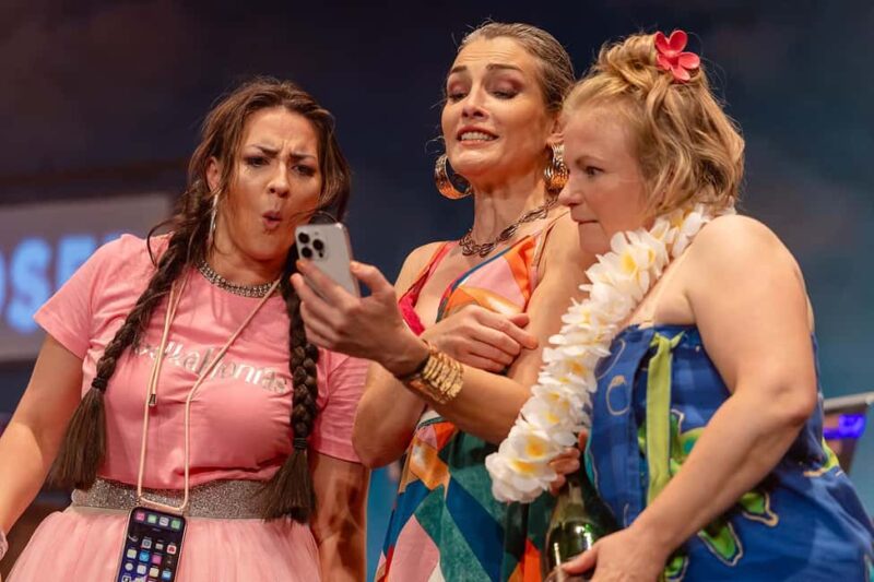 Ticket for the karaoke comedy "Tussitrip" at COMÖDIE Dresden - The Setting: Mallorca on a Hotel Roof