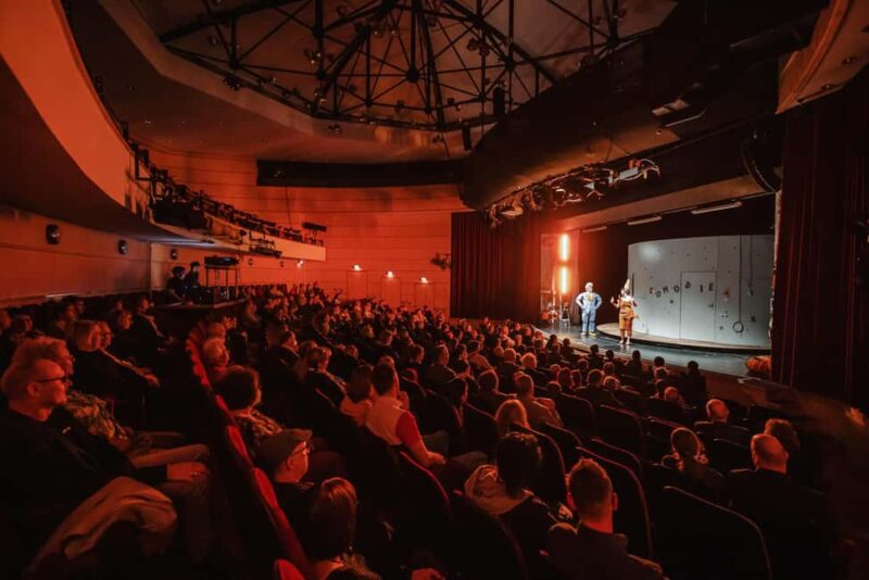 Ticket for the karaoke comedy "Tussitrip" at COMÖDIE Dresden - What to Expect from the Performance