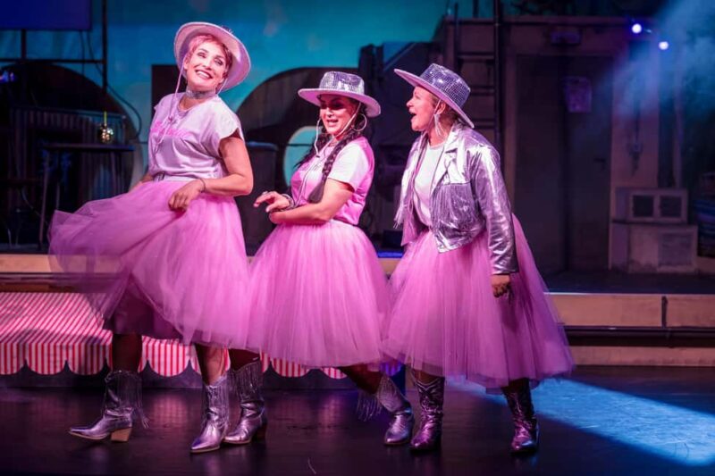 Ticket for the karaoke comedy "Tussitrip" at COMÖDIE Dresden - Who Should Attend "Tussitrip"?