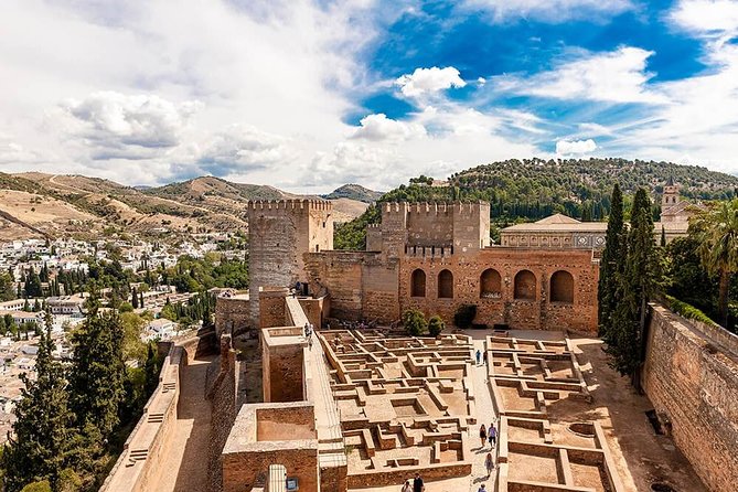Tickets included: Alhambra Tour (Gardens, Alcazaba, Generalife) - Meeting Point and Practical Details