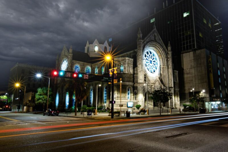 Tides of Tethered Terror: Tampa Ghost Tours - The Guide’s Expertise and Storytelling Style